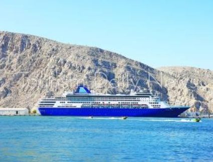 سلطنة عمان تستقبل السفينة السياحية اليونانية “سيليستيال” تقل 528 سائحاً