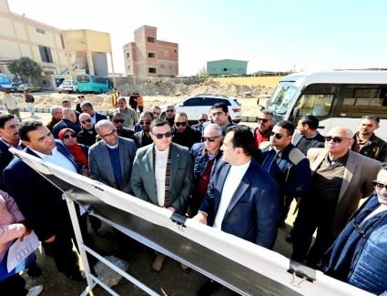 وزير الإسكان يتفقد مشروع رفع كفاءة المرافق بالمنطقة الصناعية A1 ومحطة مياه الشرب رقم 3 بالعاشر