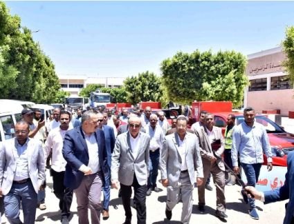 محافظ الأقصر يتفقد أسطول السيارات الجديدة