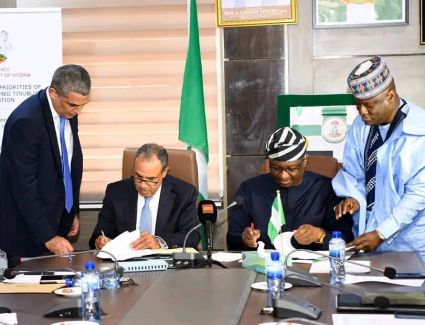 وزير الخارجية يُوقع مذكرة تفاهم مع وزير الطيران المدني النيجيري