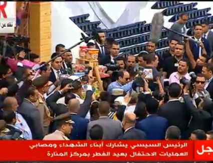 السيسى يوزع الهدايا على أبناء شهداء الجيش والشرطة فى احتفالية العيد