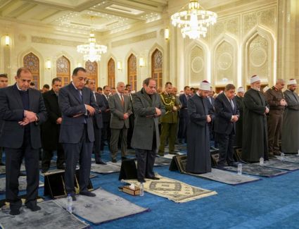 الرئيس السيسي يؤدي صلاة الفجر بمسجد العزيز الحكيم بالمقطم إيذانًا بافتتاح المسجد
