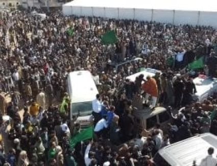 حشود كبيرة تودّع سيف الإسلام القذافي وتطالب بكشف ملابسات الواقعة