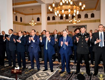 الرئيس السيسي يؤدي صلاة العشاء والتراويح مع كبار المسئولين ومجموعة من طلبة كلية الشرطة