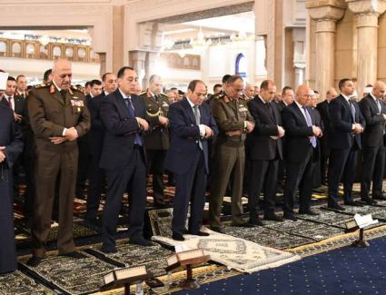 صور أداء الرئيس السيسي صلاة عيد الفطر وافتتاح مونوريل شرق النيل ومشاركة الأطفال الاحتفال بالعيد