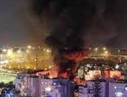 	أضرار كبيرة في بتاح تكفا بعد سقوط شظايا صاروخ شرق تل أبيب