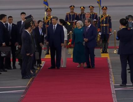 الرئيس السيسي والسيدة قرينته يستقبلان الرئيس الصيني وقرينته بمطار القاهرة