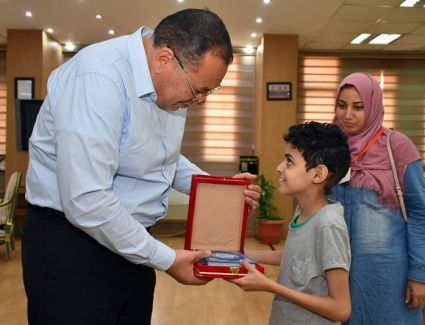 محافظ الشرقية يستقبل طفل مريض بالسرطان ويهديه نسخة من كتاب الله ويوجه بتقديم أوجه الرعاية الصحية والإجتماعية له ولأسرته 